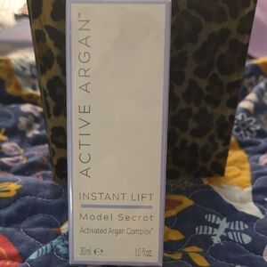 Instant Lift Moisturizer — White